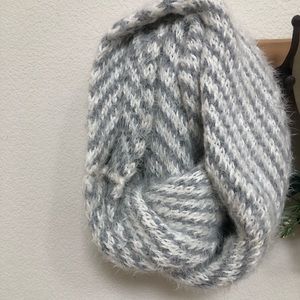Anthropologie gray white striped chunky knit infinity scarf